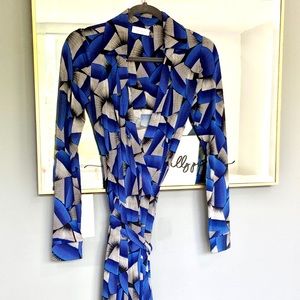 💙🖤Calvin Klein Print Wrap Dress